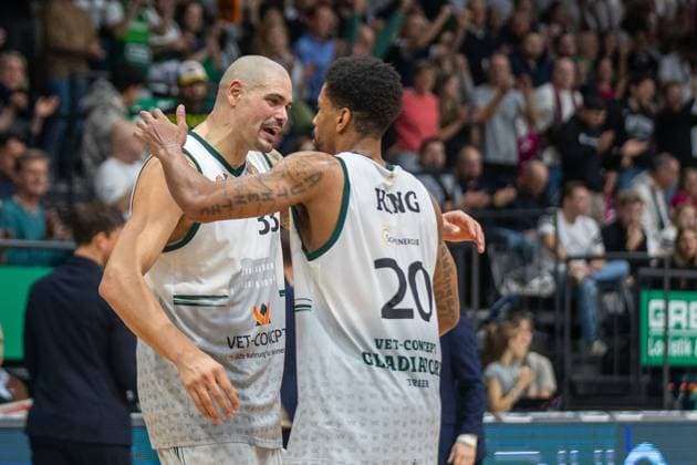 Maik Zirbes (VET-CONCEPT Gladiators Trier, 33) und Urwald King (VET-CONCEPT Gladiators Trier, 20) freuen sich ueber den Sieg VET-CONCEPT Gladiators Trier vs Telekom Baskets Bonn, Basketball, easy Credit BBL-Pokal, 2. Spieltag, Achtelfinale, 2025 2026, 17.10.2025 VET-CONCEPT Gladiators Trier vs Telekom Baskets Bonn, Basketball, easy Credit BBL-Pokal, 2. Spieltag, Achtelfinale, 2025 2026, 17.10.2025 Trier Copyright: xEibner-Pressefoto GerhardxWingenx EP_GWR