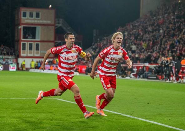 Fußball, Herren, Saison 2025 2026, 1. Bundesliga (7. Spieltag), 1. FC Union Berlin - Borussia Mönchengladbach, v. l. Rani Khedira (1. FC Union Berlin), Tom Rothe (1. FC Union Berlin), Jubel nach Tor zum 3:1, 17.10.2025, Copyright: xMatthiasxKochx