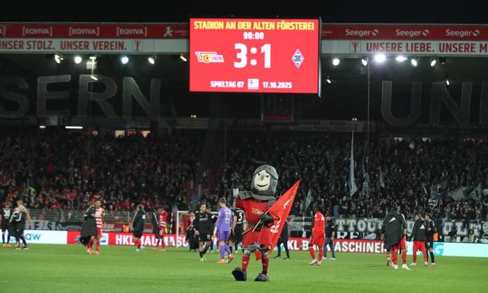 Maskottchen Ritter Keule, Anzeigetafel mit Endergebnis 3:1 Fußball Fussball Bundesliga Herren DFL 7. Spieltag Saison 2025 2026 17.10.2025 1.FC Union Berlin FCU vs. Borussia Mönchengladbach BMG DFL regulations prohibit any use of photographs as image sequences and or quasi-video.