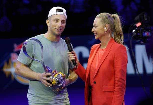 TENNIS - ATP, Tennis Herren Erste Bank Open VIENNA,AUSTRIA,17.OCT.25 - TENNIS - ATP World Tour, Erste Bank Open, Red Bull BassLine. Image shows Tallon Griekspoor (NED) and presenter Barbara Schett. Keywords: interview, trophy.  GEPAxpictures xWalterxLuger