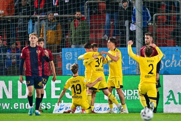 Bayreuther Spieler mit Torjubel, Jubel, Torjubel, Torerfolg, celebrate the goal, goal, celebration, Jubel ueber das Tor zum 0:1 duerch Nicolas Andermatt (Bayreuth, 30) (5.v.li.), optimistisch, Action, Aktion, Bayreuther Spieler enttäuscht schauend, Enttäuschung, Frustration, disappointed, pessimistisch, 17.10.2025, Unterhaching (Deutschland), Fussball, Regionalliga Bayern, SpVgg Unterhaching - SpVgg Bayreuth