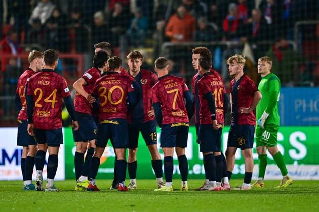 Unterhachinger Spieler bilden nach dem Gegentor zum 0:1 einen Teamkreis und motivieren sich, 17.10.2025, Unterhaching (Deutschland), Fussball, Regionalliga Bayern, SpVgg Unterhaching - SpVgg Bayreuth