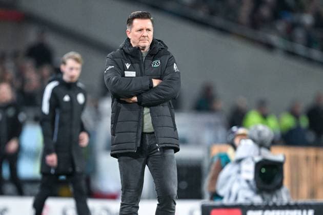 2. Bundesliga - Hannover 96 - FC Schalke 04 am 17.10.2025 in der HDI Arena in Hannover Trainer Christian Titz (Hannover) unzufrieden, enttäuscht, enttaeuscht, niedergeschlagen.