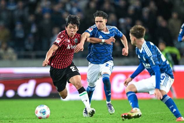 2. Bundesliga - Hannover 96 - FC Schalke 04 am 17.10.2025 in der HDI Arena in Hannover Hayate Matsuda (Hannover) im Zweikampf gegen Soufiane El-Faouzi (Schalke 04)