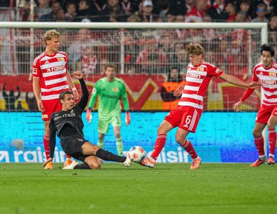 Fußball, Herren, Saison 2025 2026, 1. Bundesliga (7. Spieltag), 1. FC Union Berlin - Borussia Mönchengladbach, v. l. Leopold Querfeld (1. FC Union Berlin), Florian Neuhaus (Gladbach), Aljoscha Kemlein (1. FC Union Berlin), 17.10.2025, Copyright: xSebastianxRäppold MatthiasxKochx
