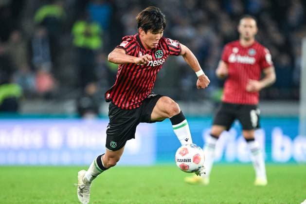 2. Bundesliga - Hannover 96 - FC Schalke 04 am 17.10.2025 in der HDI Arena in Hannover Hayate Matsuda (Hannover) am Ball.