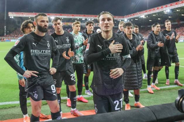 17.10.2025, xtgx, Fussball - 1.Bundesliga Union Berlin - Borussia Moenchengladbach v.l. Rocco Reitz (Gladbach, 27) enttaeuscht, schaut enttaeuscht, niedergeschlagen, disappointed (DFL DFB REGULATIONS PROHIBIT ANY USE OF PHOTOGRAPHS as IMAGE SEQUENCES and or QUASI-VIDEO) Berlin