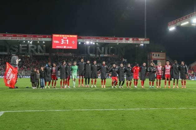 17.10.2025, xtgx, Fussball - 1.Bundesliga Union Berlin - Borussia Moenchengladbach v.l. Union Berlin Jubel ueber den Sieg, Jubel nach Spielende (DFL DFB REGULATIONS PROHIBIT ANY USE OF PHOTOGRAPHS as IMAGE SEQUENCES and or QUASI-VIDEO) Berlin