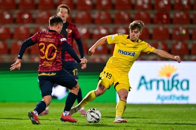 v.li.: Simon Skarlatidis (Unterhaching, 30) Tino Lennerth (Bayreuth, 19) im Zweikampf, Duell, duel, tackle, Dynamik, Action, Aktion, 17.10.2025, Unterhaching (Deutschland), Fussball, Regionalliga Bayern, SpVgg Unterhaching - SpVgg Bayreuth