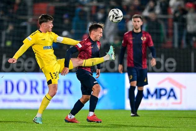 v.li.: Nicolas Andermatt (Bayreuth, 30) Simon Skarlatidis (Unterhaching, 30) im Zweikampf, Duell, duel, tackle, Dynamik, Action, Aktion, 17.10.2025, Unterhaching (Deutschland), Fussball, Regionalliga Bayern, SpVgg Unterhaching - SpVgg Bayreuth