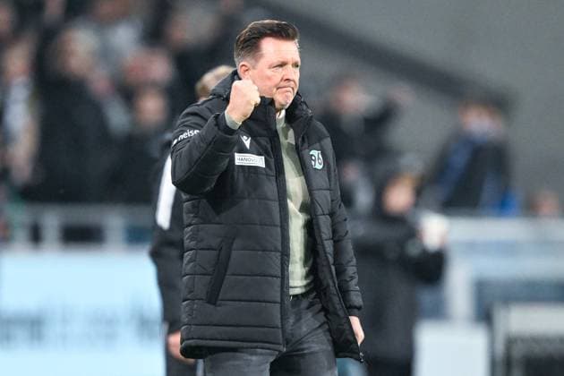 2. Bundesliga - Hannover 96 - FC Schalke 04 am 17.10.2025 in der HDI Arena in Hannover Trainer Christian Titz (Hannover) jubelt, ballt die Faust.