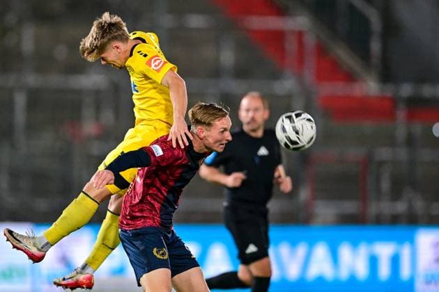 v.li.: Tino Lennerth (Bayreuth, 19) Cornelius Pfeiffer (Unterhaching, 22) im Zweikampf, Duell, duel, tackle, Dynamik, Action, Aktion, 17.10.2025, Unterhaching (Deutschland), Fussball, Regionalliga Bayern, SpVgg Unterhaching - SpVgg Bayreuth