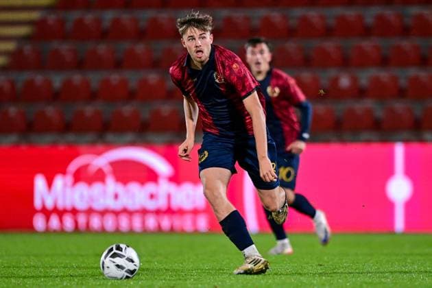Luis Pfluger (Unterhaching, 13) am Ball, 17.10.2025, Unterhaching (Deutschland), Fussball, Regionalliga Bayern, SpVgg Unterhaching - SpVgg Bayreuth
