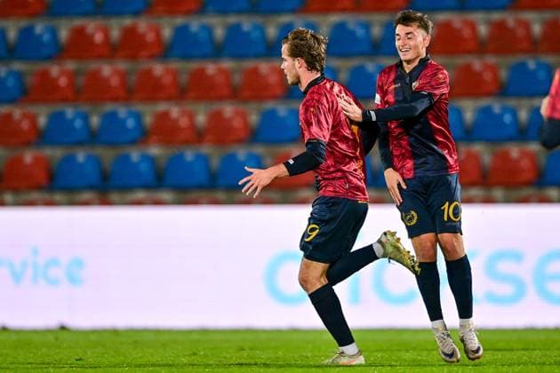 v.li.: Jeroen Krupa (Unterhaching, 9) und Mike Gevorgyan (Unterhaching, 10) mit Torjubel, Jubel, Torjubel, Torerfolg, celebrate the goal, goal, celebration, Jubel ueber das Tor zum 1:1 durch Jeroen Krupa (Unterhaching, 9), optimistisch, Action, Aktion, 17.10.2025, Unterhaching (Deutschland), Fussball, Regionalliga Bayern, SpVgg Unterhaching - SpVgg Bayreuth
