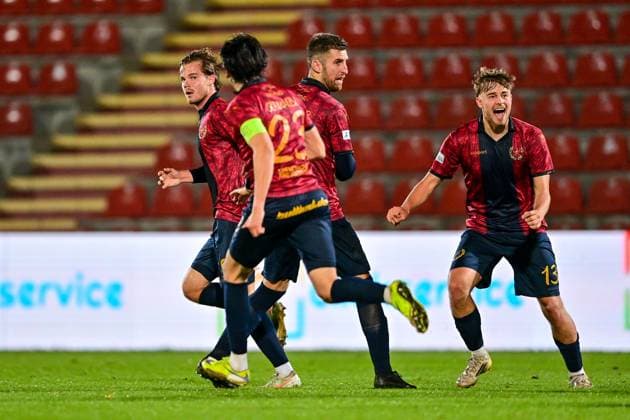 Unterhachinger Spieler mit Torjubel, Jubel, Torjubel, Torerfolg, celebrate the goal, goal, celebration, Jubel ueber das Tor zum 1:1 durch Jeroen Krupa (Unterhaching, 9) (1.v.li.), optimistisch, Action, Aktion, 17.10.2025, Unterhaching (Deutschland), Fussball, Regionalliga Bayern, SpVgg Unterhaching - SpVgg Bayreuth