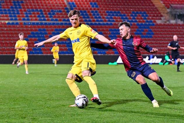 v.li.: Julian Bell (Bayreuth, 33) Christopher Negele (Unterhaching, 7) im Zweikampf, Duell, duel, tackle, Dynamik, Action, Aktion, 17.10.2025, Unterhaching (Deutschland), Fussball, Regionalliga Bayern, SpVgg Unterhaching - SpVgg Bayreuth