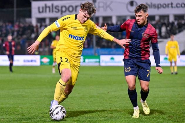 v.li.: Leon Bucher (Bayreuth, 2) Christopher Negele (Unterhaching, 7) im Zweikampf, Duell, duel, tackle, Dynamik, Action, Aktion, 17.10.2025, Unterhaching (Deutschland), Fussball, Regionalliga Bayern, SpVgg Unterhaching - SpVgg Bayreuth
