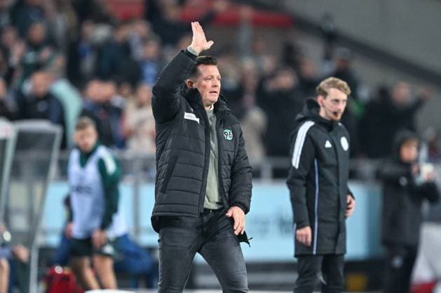 2. Bundesliga - Hannover 96 - FC Schalke 04 am 17.10.2025 in der HDI Arena in Hannover Trainer Christian Titz (Hannover) unzufrieden, enttäuscht, enttaeuscht, niedergeschlagen.