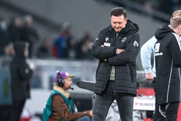 2. Bundesliga - Hannover 96 - FC Schalke 04 am 17.10.2025 in der HDI Arena in Hannover Trainer Christian Titz (Hannover) unzufrieden, enttäuscht, enttaeuscht, niedergeschlagen.
