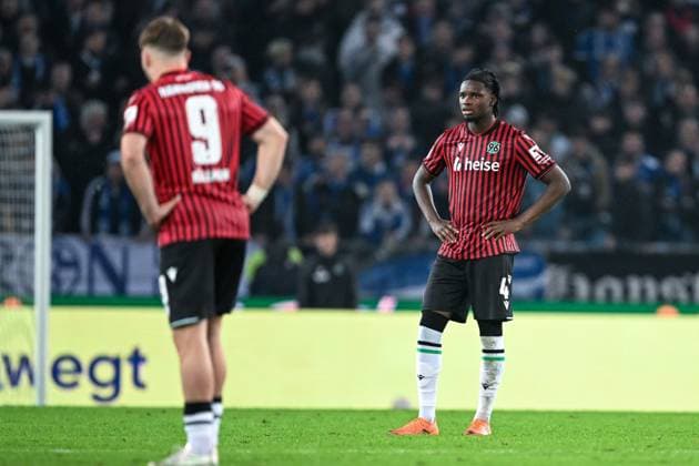 2. Bundesliga - Hannover 96 - FC Schalke 04 am 17.10.2025 in der HDI Arena in Hannover Hendry Blank (Hannover) unzufrieden, enttäuscht, enttaeuscht, niedergeschlagen.