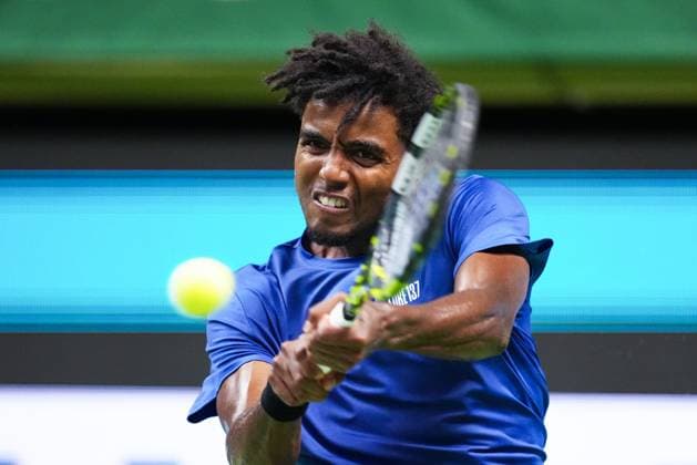 STOCKHOLM, SVERIGE 20251017 Sveriges Elias Ymer i sin kvartsfinal mot Kanadas Denis Shapovalov under tennisturneringen BNP Paribas Nordic Open i Kungliga tennishallen. STOCKHOLM SVERIGE x11288x