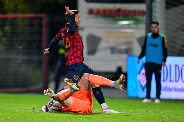 v.li.: Lino Kasten (Torwart, Bayreuth, 45) Moritz Müller (Unterhaching, 24) im Zweikampf, Duell, duel, tackle, Dynamik, Action, Aktion, 17.10.2025, Unterhaching (Deutschland), Fussball, Regionalliga Bayern, SpVgg Unterhaching - SpVgg Bayreuth