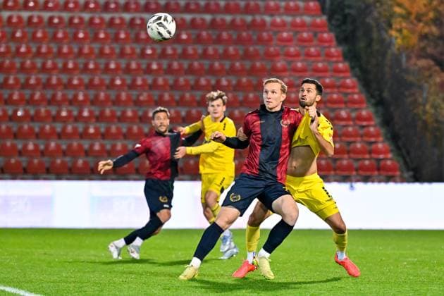 v.li.: Cornelius Pfeiffer (Unterhaching, 22) Edwin Schwarz (Bayreuth, 5) im Zweikampf, Duell, duel, tackle, Dynamik, Action, Aktion, 17.10.2025, Unterhaching (Deutschland), Fussball, Regionalliga Bayern, SpVgg Unterhaching - SpVgg Bayreuth