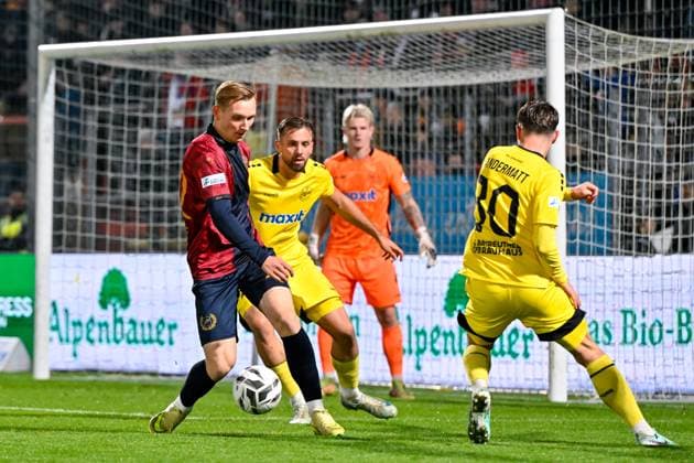 v.li.: Cornelius Pfeiffer (Unterhaching, 22) Alexander Seidel (Bayreuth, 27) Nicolas Andermatt (Bayreuth, 30) im Zweikampf, Duell, duel, tackle, Dynamik, Action, Aktion, 17.10.2025, Unterhaching (Deutschland), Fussball, Regionalliga Bayern, SpVgg Unterhaching - SpVgg Bayreuth