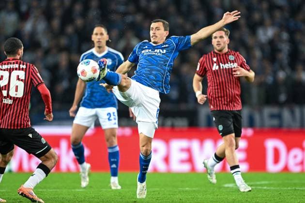 2. Bundesliga - Hannover 96 - FC Schalke 04 am 17.10.2025 in der HDI Arena in Hannover Ron Schallenberg (Schalke 04) am Ball.