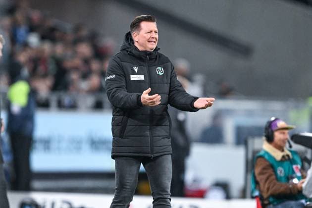 2. Bundesliga - Hannover 96 - FC Schalke 04 am 17.10.2025 in der HDI Arena in Hannover Trainer Christian Titz (Hannover) unzufrieden, enttäuscht, enttaeuscht, niedergeschlagen.