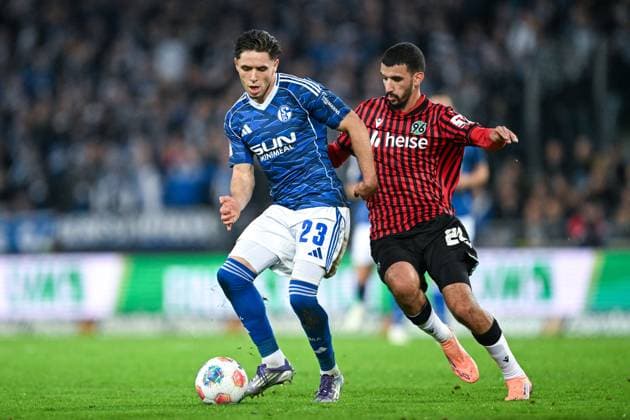 2. Bundesliga - Hannover 96 - FC Schalke 04 am 17.10.2025 in der HDI Arena in Hannover Soufiane El-Faouzi (Schalke 04) im Zweikampf gegen Waniss TaÃ¯bi (Hannover)