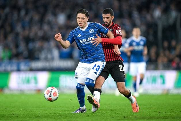 2. Bundesliga - Hannover 96 - FC Schalke 04 am 17.10.2025 in der HDI Arena in Hannover Soufiane El-Faouzi (Schalke 04) im Zweikampf gegen Waniss TaÃ¯bi (Hannover)