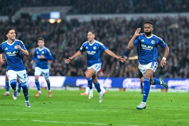 2. Bundesliga - Hannover 96 - FC Schalke 04 am 17.10.2025 in der HDI Arena in Hannover Jubel, Torjubel, Torschuetze, Torschütze Moussa Sylla (Schalke 04) jubelt nach seinem Tor zum 0:2.