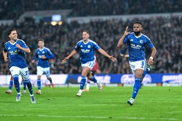 2. Bundesliga - Hannover 96 - FC Schalke 04 am 17.10.2025 in der HDI Arena in Hannover Jubel, Torjubel, Torschuetze, Torschütze Moussa Sylla (Schalke 04) jubelt nach seinem Tor zum 0:2.