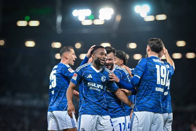 2. Bundesliga - Hannover 96 - FC Schalke 04 am 17.10.2025 in der HDI Arena in Hannover Jubel, Torjubel, Torschuetze, Torschütze Moussa Sylla (Schalke 04) jubelt nach seinem Tor zum 0:2 mit Adrian Gantenbein (Schalke 04) und Kenan Karaman (Schalke 04).