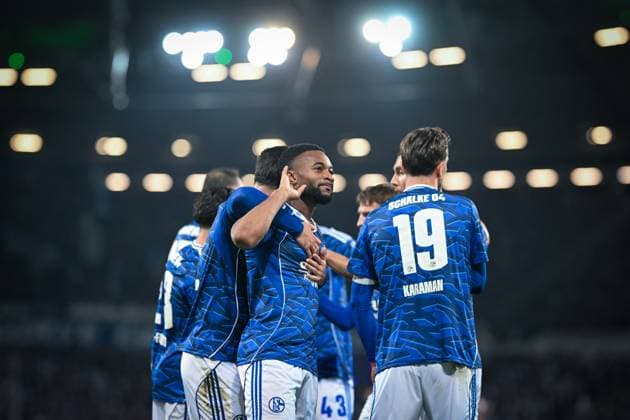 2. Bundesliga - Hannover 96 - FC Schalke 04 am 17.10.2025 in der HDI Arena in Hannover Jubel, Torjubel, Torschuetze, Torschütze Moussa Sylla (Schalke 04) jubelt nach seinem Tor zum 0:2 mit Adrian Gantenbein (Schalke 04) und Kenan Karaman (Schalke 04).