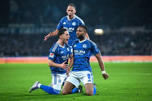 2. Bundesliga - Hannover 96 - FC Schalke 04 am 17.10.2025 in der HDI Arena in Hannover Jubel, Torjubel, Torschuetze, Torschütze Moussa Sylla (Schalke 04) jubelt nach seinem Tor zum 0:2 mit Soufiane El-Faouzi (Schalke 04).