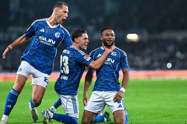 2. Bundesliga - Hannover 96 - FC Schalke 04 am 17.10.2025 in der HDI Arena in Hannover Jubel, Torjubel, Torschuetze, Torschütze Moussa Sylla (Schalke 04) jubelt nach seinem Tor zum 0:2 mit Soufiane El-Faouzi (Schalke 04).