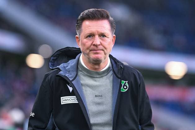 2. Bundesliga - Hannover 96 - FC Schalke 04 am 17.10.2025 in der HDI Arena in Hannover Trainer Christian Titz (Hannover) nachdenklich