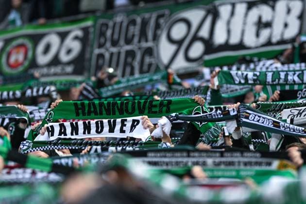 2. Bundesliga - Hannover 96 - FC Schalke 04 am 17.10.2025 in der HDI Arena in Hannover Fans vo Hannover 96 halten ihre Schals in die Luft