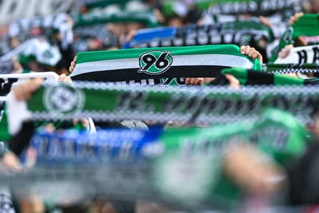 2. Bundesliga - Hannover 96 - FC Schalke 04 am 17.10.2025 in der HDI Arena in Hannover Fans von Hannover 96 halten ihre Schals in die Luft