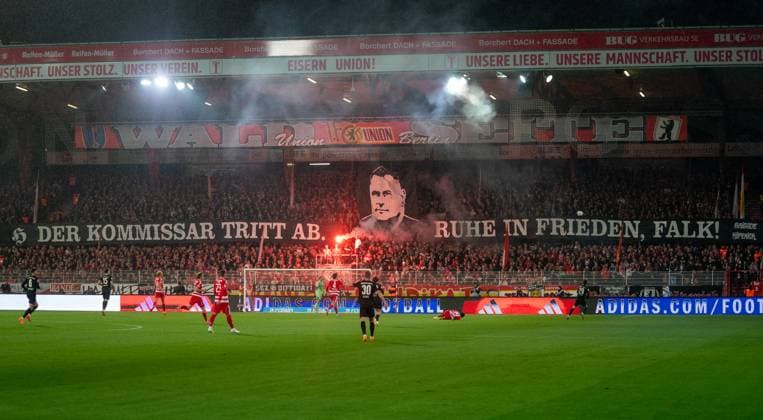17.10.2025, Fußball, GER, Herren, 1. Bundesliga, DFL, 7. Spieltag, 1. FC Union Berlin - Borussia Mönchengladbach Die Fans vom 1.FC Union Berlin zeigen eine Choreografie. Berlin Stadion An der Alten Förtserei Berlin Deutschland