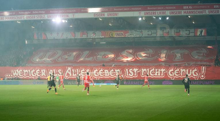17.10.2025, Fußball, GER, Herren, 1. Bundesliga, DFL, 7. Spieltag, 1. FC Union Berlin - Borussia Mönchengladbach Die Fans vom 1.FC Union Berlin zeigen eine Choreografie. Berlin Stadion An der Alten Förtserei Berlin Deutschland