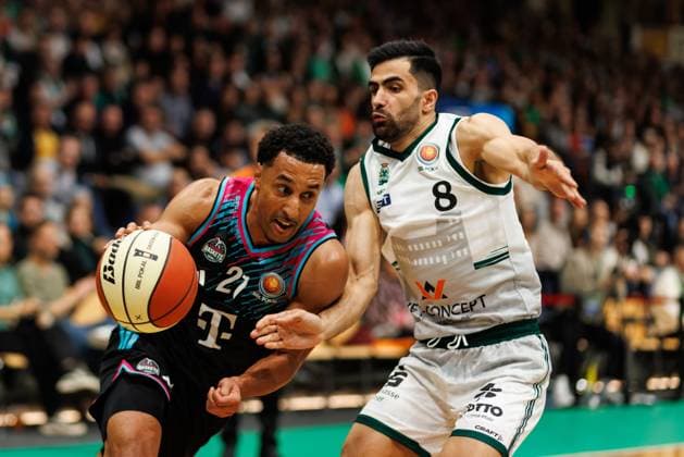 Joel Aminu (Telekom Baskets Bonn) im Zweikampf mit Behnam Yakhchali (Gladiators Trier), Vet Concept Gladiators Trier vs Telekom Baskets Bonn, Basketball, BBL Pokal, Achtelfinale, Saison 2025 2026, 17.10.2025 Vet Concept Gladiators Trier vs Telekom Baskets Bonn, Basketball, BBL Pokal, Achtelfinale, Saison 2025 2026, 17.10.2025 Copyright: xEibner-Pressefoto AlexanderxNeisx EP_ANS