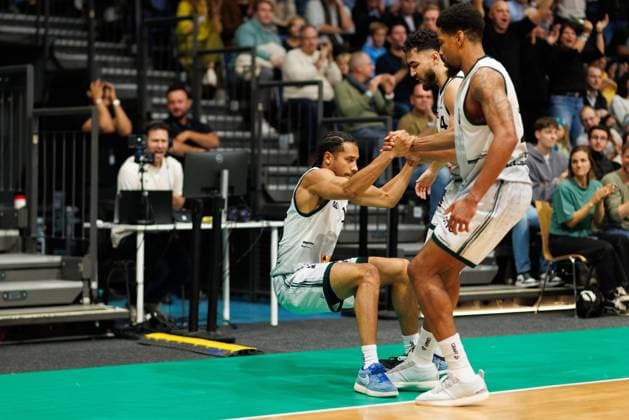 Clayton Guillozet (Gladiators Trier) und Urald King (Gladiators Trier) helfen Jordan Roland (Gladiators Trier) auf die Beine, Vet Concept Gladiators Trier vs Telekom Baskets Bonn, Basketball, BBL Pokal, Achtelfinale, Saison 2025 2026, 17.10.2025 Vet Concept Gladiators Trier vs Telekom Baskets Bonn, Basketball, BBL Pokal, Achtelfinale, Saison 2025 2026, 17.10.2025 Copyright: xEibner-Pressefoto AlexanderxNeisx EP_ANS