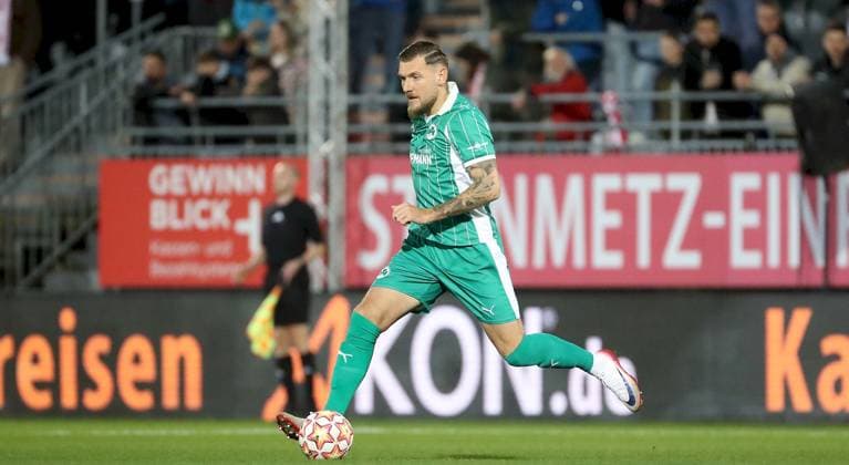 17.10.2025, xfsx, Herren, Fussball, Saison 2025 2026, Regionalliga Bayern, 14. Spieltag: FC Wuerzburger Kickers - SpVgg Greuther Fuerth II v.li.: Yannick Scholz (SpVgg Greuther Fuerth II), Freisteller, Einzelbild, Aktion Wuerzburg AKON ARENA Bayern Deutschland