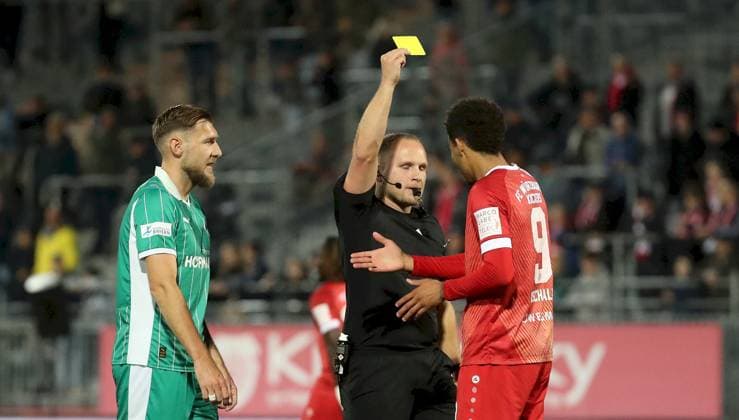 17.10.2025, xfsx, Herren, Fussball, Saison 2025 2026, Regionalliga Bayern, 14. Spieltag: FC Wuerzburger Kickers - SpVgg Greuther Fuerth II v.li.: Yannick Scholz (SpVgg Greuther Fuerth II), Schiedsrichter Christopher Knauer zeigt Jermain Nischalke (FC Wuerzburger Kickers) die gelbe Karte, yellow card Wuerzburg AKON ARENA Bayern Deutschland