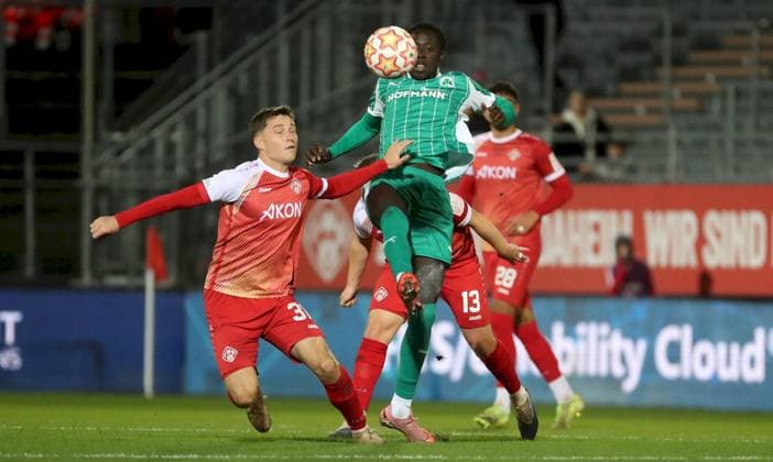 17.10.2025, xfsx, Herren, Fussball, Saison 2025 2026, Regionalliga Bayern, 14. Spieltag: FC Wuerzburger Kickers - SpVgg Greuther Fuerth II v.li.: Tim Kraus (FC Wuerzburger Kickers), Omar Sillah (SpVgg Greuther Fuerth II), Philipp Ochs (FC Wuerzburger Kickers), Ebrahim Fahrahnak (FC Wuerzburger Kickers) Wuerzburg AKON ARENA Bayern Deutschland