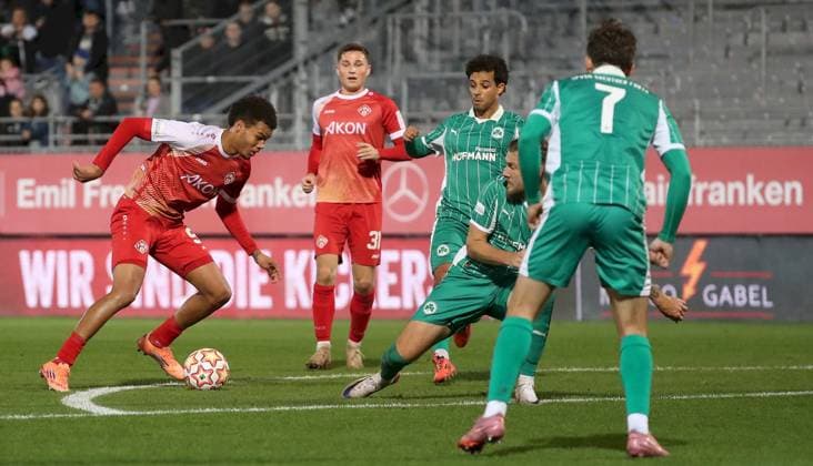 17.10.2025, xfsx, Herren, Fussball, Saison 2025 2026, Regionalliga Bayern, 14. Spieltag: FC Wuerzburger Kickers - SpVgg Greuther Fuerth II v.li.: Jermain Nischalke (FC Wuerzburger Kickers), Tim Kraus (FC Wuerzburger Kickers), Lucas Torres Farias (SpVgg Greuther Fuerth II), Yannick Scholz (SpVgg Greuther Fuerth II), Marlon Fries (SpVgg Greuther Fuerth II) Wuerzburg AKON ARENA Bayern Deutschland