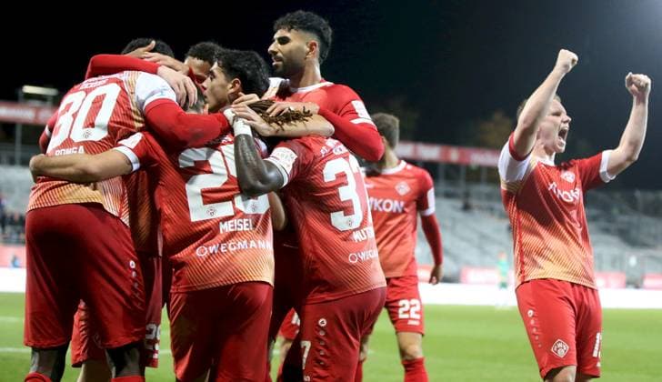 17.10.2025, xfsx, Herren, Fussball, Saison 2025 2026, Regionalliga Bayern, 14. Spieltag: FC Wuerzburger Kickers - SpVgg Greuther Fuerth II v.li.: Spieler des FC Wuerzburger Kickers mit Torjubel, celebrate the goal, goal celebration, Jubel ueber das Tor zum 2:0 durch Dominik Meisel (FC Wuerzburger Kickers) Wuerzburg AKON ARENA Bayern Deutschland